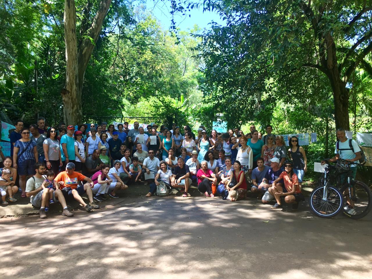 Manifestantes reivindicam que campo experimental do Ibirapuera fique fora da concessão