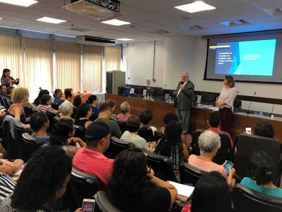 Encontro Temático discute “Para cuidar é preciso amar?”